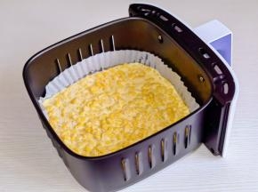 倒入垫好油纸的炸篮中。