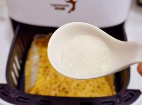 取出撒上白糖。