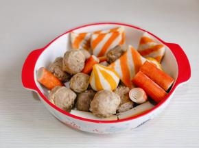 解冻好的丸子装盘。