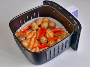 倒入垫好油纸的空气炸锅中。