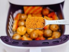 撒上烧烤料，芝麻，葱花再烤五分钟即可。