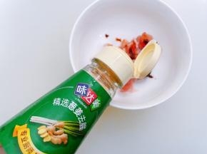 加入味达美姜葱料酒，抓匀腌制4个小时