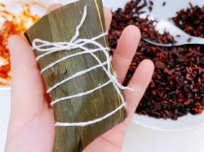 再装上黑米后包好扎紧绳子，放入锅里煮1个小时即可