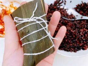 再装上黑米后包好扎紧绳子，放入锅里煮1个小时即可