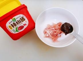 鸡腿去骨切成块，加入六月香韩式辣椒酱