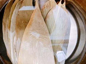 干粽叶用清水泡发2个小时，再烧一锅开水烫5分钟后捞出洗净备用