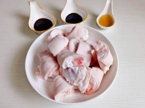 准备食材，猪蹄切小块。