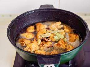 加入清水，八角香味，姜片，冰糖，盖上盖子烧开炖约50分钟。（时间可以自己掌握，炖烂即可）