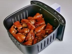 摆入空气炸锅的炸网中。