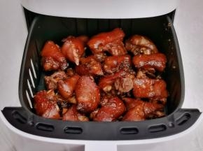 取出烤好的猪蹄。