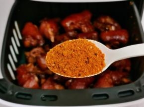 撒上烧烤料，白芝麻。