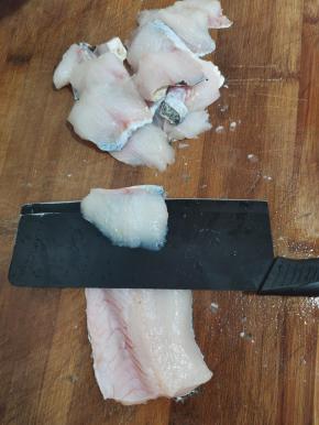 黑鱼刮去鱼鳞，去除内脏，鱼鳃清洗干净！把鱼头和鱼骨去掉！再把鱼肉斜刀，片成稍微厚一点的鱼片！（厚度约为3毫米左右！）