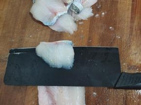 黑鱼刮去鱼鳞，去除内脏，鱼鳃清洗干净！把鱼头和鱼骨去掉！再把鱼肉斜刀，片成稍微厚一点的鱼片！（厚度约为3毫米左右！）