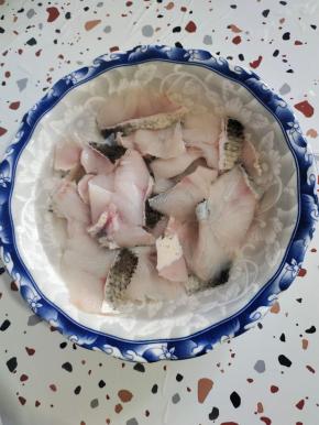 全部处理好的鱼片放入碗中，放入少许盐，抓拌均匀，再用清水清洗几遍，这一步可以有效的去除鱼肉的腥味儿！