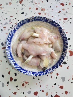 再放入一勺玉米淀粉抓拌均匀，锁住鱼片的水分！这样鱼片就浆好了！盖上保鲜膜腌制10分钟左右即可！