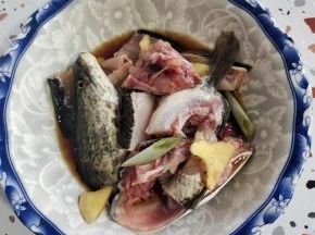 鱼头和鱼骨剁成小块，放入适量的料酒，生抽，姜片，葱段和少许盐抓拌均匀腌制10分钟左右备用！
