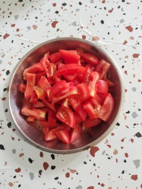 剥好皮的番茄切成小丁备用！