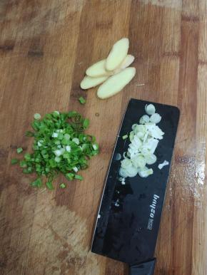 生姜切成片，葱切成葱花备用！