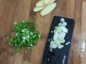 生姜切成片，葱切成葱花备用！