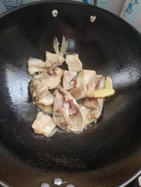 起锅烧油，放入姜片，再放入鱼头和鱼骨煎至两面金黄！盛出备用！