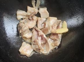 起锅烧油，放入姜片，再放入鱼头和鱼骨煎至两面金黄！盛出备用！