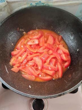 起锅烧油，放入葱末爆香，再放入番茄炒软！