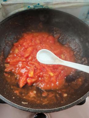 放入一勺盐，更容易炒出番茄汁儿！