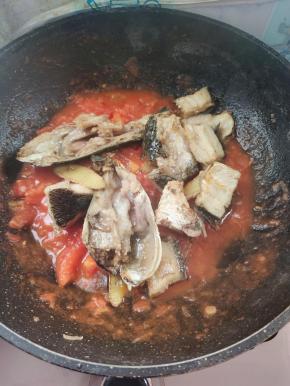 放入煎好的鱼头和鱼骨！