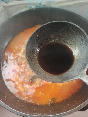 放入一勺生抽调味！