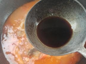 放入一勺生抽调味！