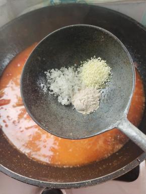 放入胡椒粉，鸡精和白糖！