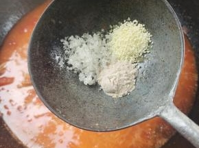 放入胡椒粉，鸡精和白糖！