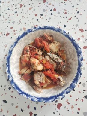 捞出鱼头和鱼骨放入碗中！