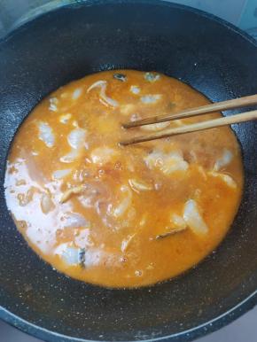 调小火，把腌制好的鱼片，一片一片的放入锅中，再用筷子把鱼片按一下，让鱼片包浆，更嫩滑！