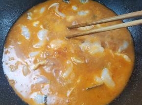 调小火，把腌制好的鱼片，一片一片的放入锅中，再用筷子把鱼片按一下，让鱼片包浆，更嫩滑！