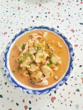 把鱼肉倒入碗中，撒上适量的葱花和熟白芝麻即可食用！