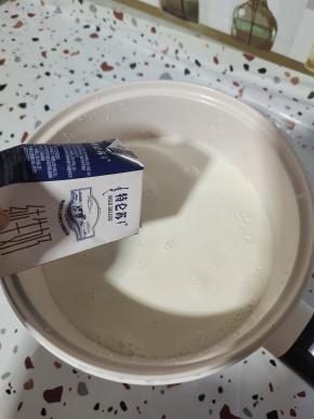 锅中倒入500毫升纯牛奶！