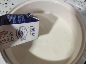 锅中倒入500毫升纯牛奶！
