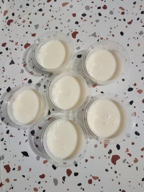 倒在盒子里，晾凉！不要装的太满，8分满就好！