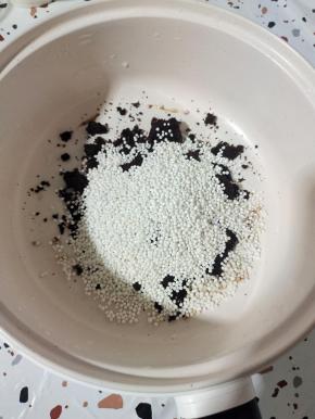 锅中放入半碗红糖，半碗西米！