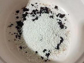 锅中放入半碗红糖，半碗西米！