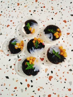 放入爱吃的水果或者果酱！再用薄荷叶点缀一下即可！（今天没有去超市买水果，就用家里有的材料做了，我放的有蓝莓果酱，椰果粒，樱桃罐头和刚煮的红糖珍珠！）