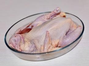 鸡洗净擦干水分。