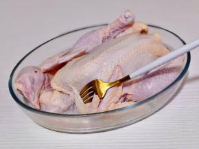 叉出不规则的孔便于腌制入味。