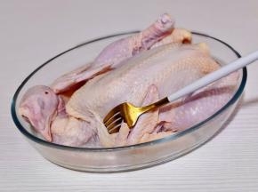 叉出不规则的孔便于腌制入味。