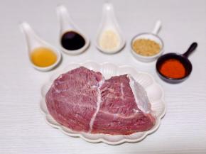 准备食材，牛肉泡冷水，将血水泡出。