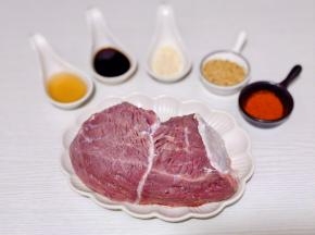 准备食材，牛肉泡冷水，将血水泡出。