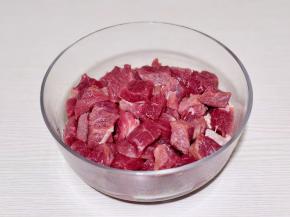 牛肉切小块放入器具中。