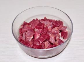 牛肉切小块放入器具中。