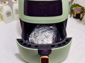 放入空气炸锅中。